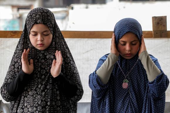 Celebraciones del Eid al-Adha en una mezquita improvisada en el barrio de Abu Amin de la ciudad de Gaza el 6 de junio de 2025.