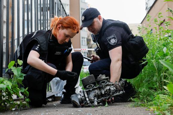 Los investigadores examinan el motor de un dron ruso en Kyiv el 6 de junio de 2025.