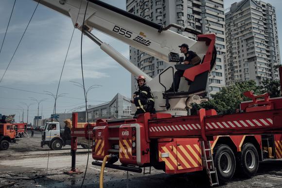 Los bomberos extinguen las últimas llamas de un incendio en Kyiv el 6 de junio de 2025.