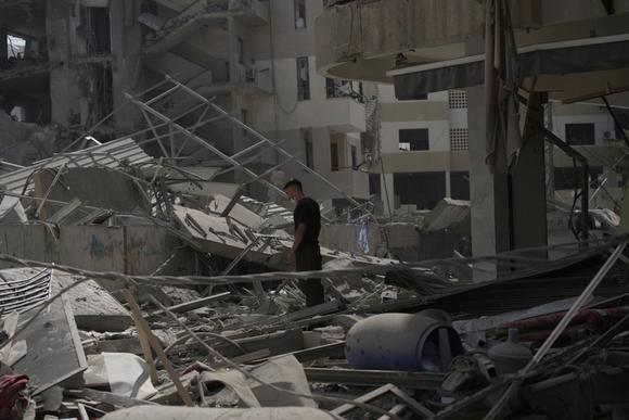 Un hombre observa los daños causados por los ataques israelíes en Dahiyeh, un suburbio del sur de Beirut, el 6 de junio de 2025.