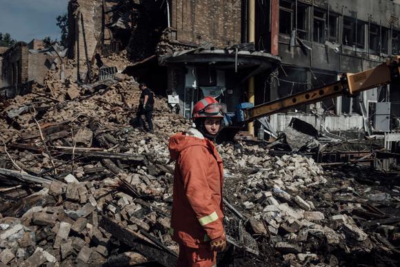 En la escena de un bombardeo ruso en Kyiv, el 6 de junio de 2025.