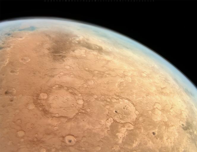 Mars et son atmosphère photographiés par la sonde émiratie Hope, en orbite autour de la planète depuis 2021.