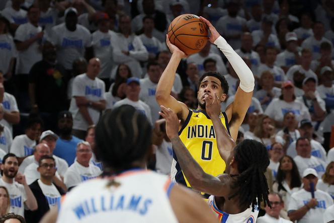 Le joueur des Indiana Pacers Tyrese Haliburton s’élève pour inscrire le panier de la victoire, à moins d’une seconde de la fin du match face au Thunder, jeudi 5 juin, à Oklahoma City, aux Etats-Unis.