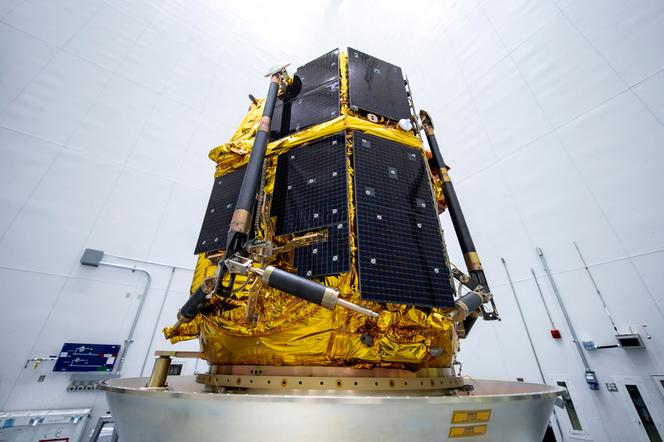 Dans cette image fournie par ispace, l’atterrisseur lunaire Resilience est intégré à l’adaptateur du véhicule de lancement Falcon 9 de SpaceX sept jours avant le lancement prévu, dans l’installation de traitement des charges utiles de la station spatiale de Cap Canaveral, en Floride, le 7 janvier 2025.
