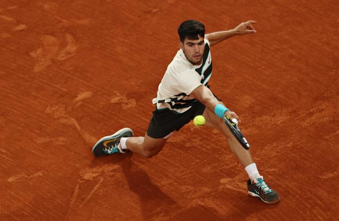 Carlos Alcaraz lors de sa demi-finale à Roland-Garros contre l’Italien Lorenzo Musetti, à Paris, le 6 juin 2025. 
