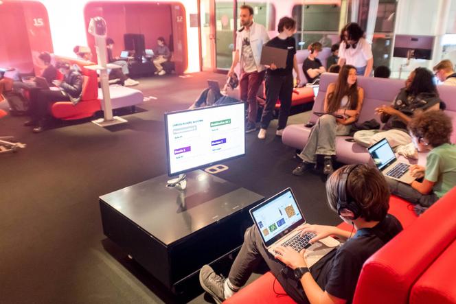 Des élèves de l’école Tumo Paris, intégrée au Forum des images, à Paris, en juin 2024.