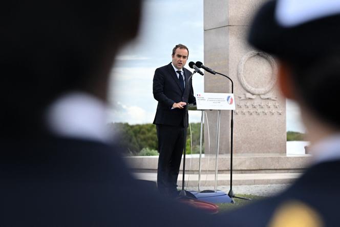 Le ministre des armées, Sébastien Lecornu, prononce un discours lors de la cérémonie commémorative internationale du 81ᵉ anniversaire du Débarquement du 6 juin 1944, à Sainte-Marie-du-Mont, le 6 juin 2025.