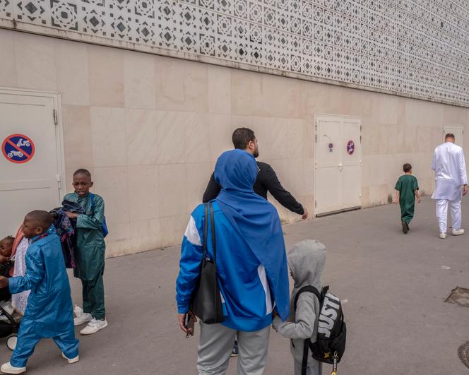 Des membres de la communauté musulmane devant la mosquée Al-Hashimi de Saint-Ouen (Seine-Saint-Denis), lors des célébrations de l’Aïd-el-Kebir, le 6 juin 2025.