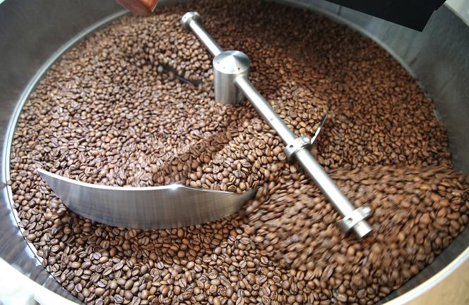 Torréfaction du café au café Moklair Coffee Roasters, tenu par Kevin David et Charity Cheung, à Reims, le 15 juin 2022.