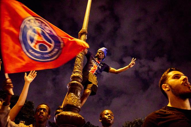 Des fans du PSG au Parc des Princes, à Paris, le 31 mai 2025, après la victoire de leur club en Ligue des champions.