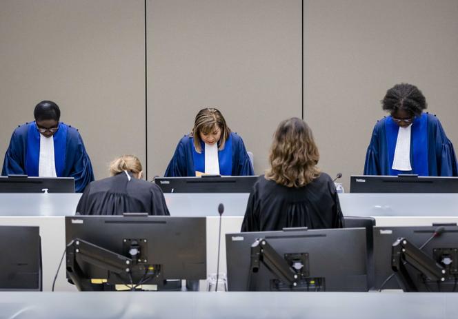 Les juges Reine Alapini-Gansou, Luz del Carmen Ibanez Carranza et Solomy Balungi Bossa à l’audience du jugement en appel de l’Ougandais Dominic Ongwen devant la Cour pénale internationale à La Haye, aux Pays-Bas, le 15 décembre 2022.