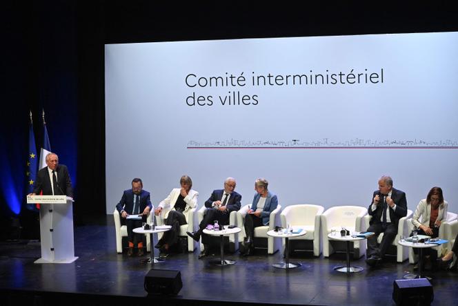Le premier ministre, François Bayrou (debout), accompagné de plusieurs de ses ministres, Yannick Neuder (santé), Valérie Létard (logement), François Rebsamen (aménagement du territoire et décentralisation), Elisabeth Borne (éducation nationale), François-Noël Buffet (auprès du ministre de l’intérieur) et Amélie de Montchalin (comptes publics), lors du comité interministériel des villes à Montpellier, le 6 juin 2025.