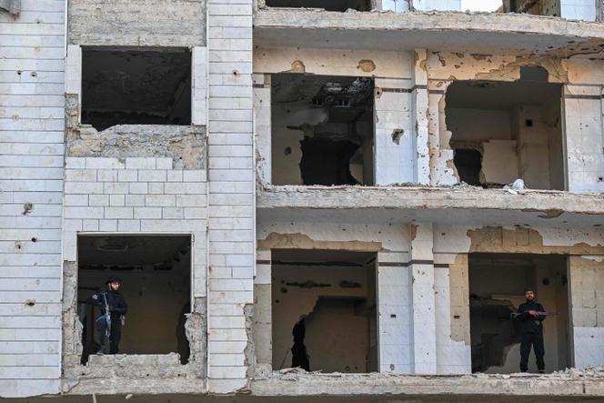Des membres des forces de sécurité syriennes montent la garde pendant que les musulmans participent à une prière matinale spéciale le premier jour de la fête de l’Aïd al-Adha à Damas, le 6 juin 2025.