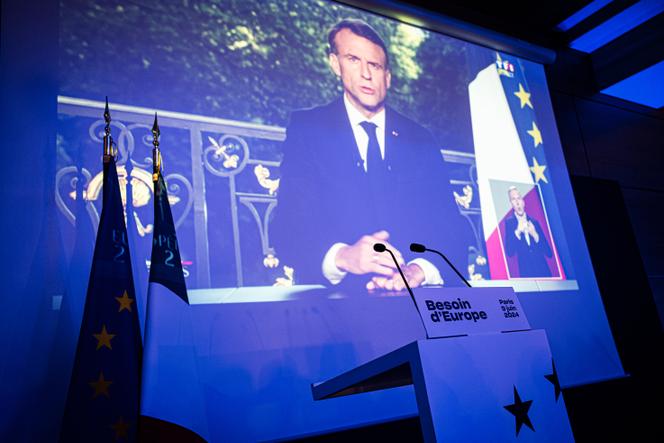 La diffusion de l’allocution du président de la République, Emmanuel Macron, annonçant la dissolution de l’Assemblée nationale, à la Maison de la Mutualité, à Paris, le 9 juin 2024.
