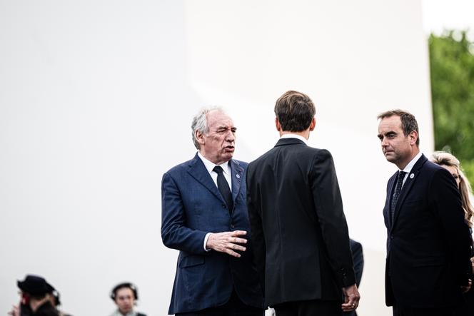 Le premier ministre, François Bayrou, avec le président de la République, Emmanuel Macron, et le ministre des armées, Sébastien Lecornu, lors de la cérémonie du 80ᵉ anniversaire de la fin de la seconde guerre mondiale, à Paris, le 8 mai 2025.