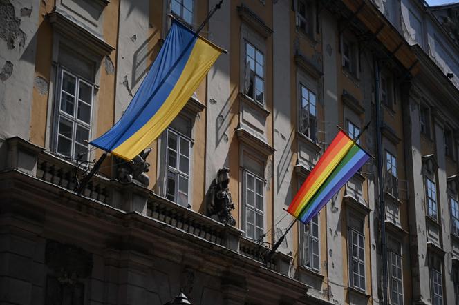 Le drapeau arc-en-ciel côtoie celui de l’Ukraine sur la façade de l’hôtel de ville de Budapest, qui n’est pas concerné par le décret publié jeudi soir.