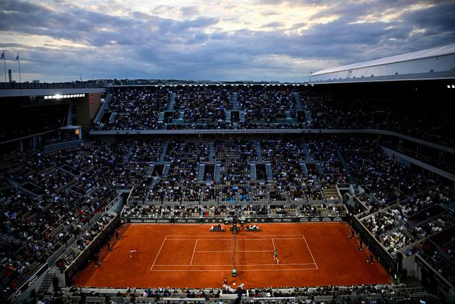 O sérvio Novak Djokovic e o italiano Jannik Sinner se enfrentam na quadra Philippe-Chatrier, em Roland-Garros, no dia 6 de junho de 2025.