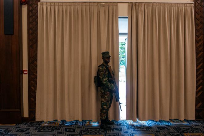 Un combattant du Mouvement du 23-Mars (M23) monte la garde lors d’une conférence de presse des dirigeants du groupe armé dans un hôtel de Goma, dans l’est de la République démocratique du Congo, le 25 mai 2025.
