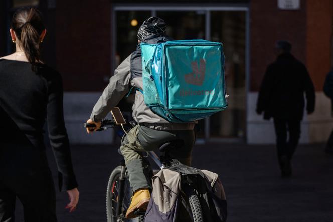Un livreur Deliveroo, à Toulouse, le 18 mars 2025.