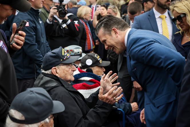 Le secrétaire à la défense, Pete Hegseth, s’entretient avec un ancien combattant américain au cimetière de Colleville-sur-Mer, le 6 juin 2025. 
