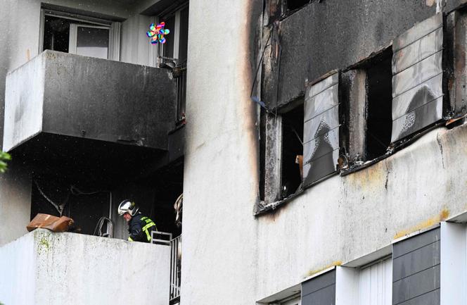 Un pompier dans l’immeuble d’habitation où un incendie s’est déclaré pendant la nuit, à Reims, le 6 juin 2025.
