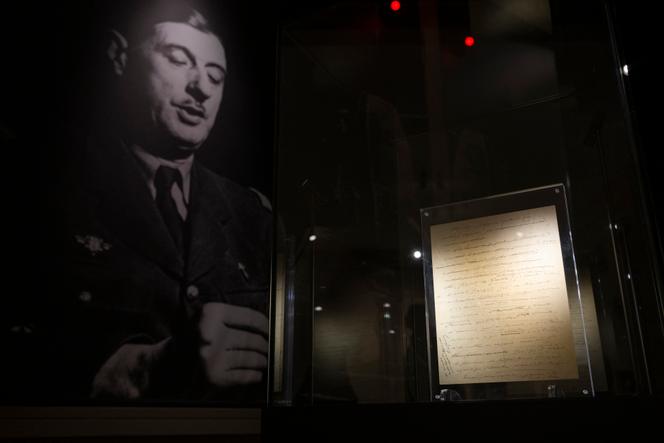 Une page du manuscrit original de l’appel du 18 juin 1940 du général de Gaulle, exposée avant une vente aux enchères de souvenirs et d’écrits personnels du général, chez Artcurial, à Paris, le 6 décembre 2024.