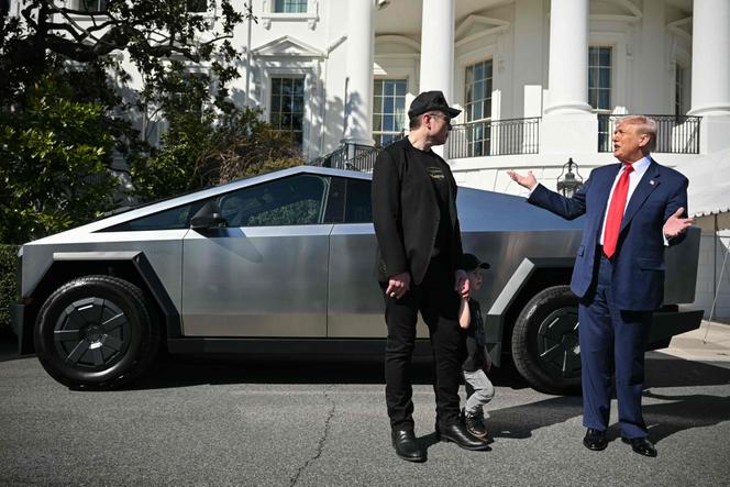 Donald Trump et Elon Musk, à côté d’un Tesla Cybertruck, à la Maison Blanche, à Washington, le 11 mars 2025.