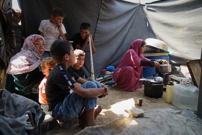 Une mère de famille prépare un repas de l’Aïd al-Kébir pour sa famille dans un camp pour Palestiniens déplacés à Khan Younès, dans la bande de Gaza, le vendredi 6 juin 2025.