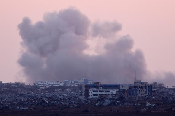 De la fumée s’élève de la bande de Gaza, depuis la frontière avec Israël, samedi 7 juin 2025.