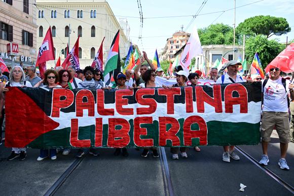 Des manifestants tiennent une banderole « Free Palestine » lors de la manifestation en soutien aux Palestiniens de Gaza ayant réuni 300 000 personnes, selon les organisateurs, à Rome, samedi 7 juin 2025.