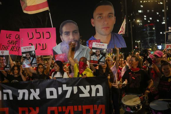 Manifestation demandant la libération des otages et contre le gouvernement israélien de Benyamin Nétanyahou, à Tel Aviv (Israël), samedi 7 mai 2025.