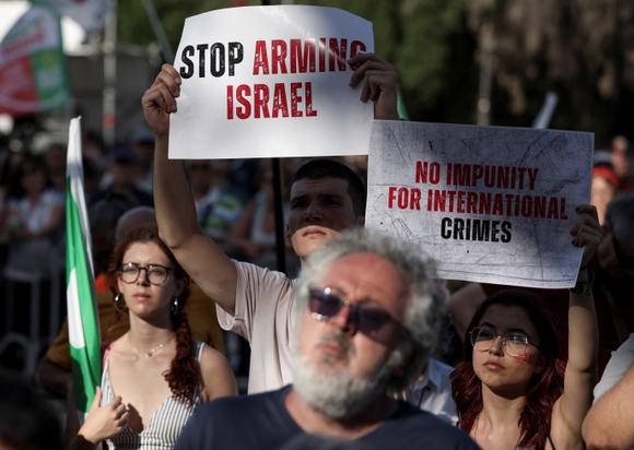 Des manifestants appellent à cesser de vendre des armes à Israël et à ne pas laisser les crimes commis à Gaza impunis, à Rome, samedi 7 juin 2025.