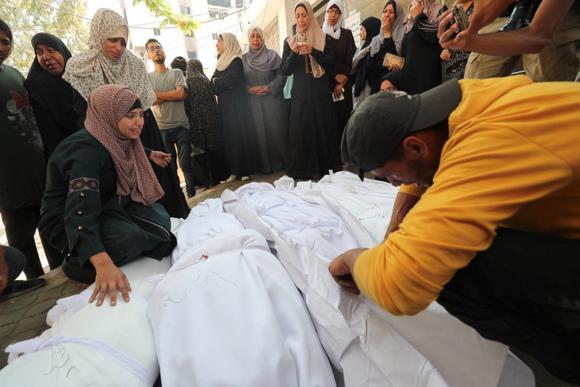 Des familles en deuil assistent aux funérailles de leurs proches tués lors de frappes israéliennes, à l’hôpital Al-Shifa, à Gaza, samedi 7 juin 2025.