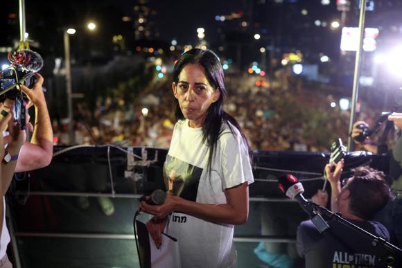 Einav Zangauker, mère de l’otage Matan Zangauker, participe à une manifestation visant à exiger la libération de tous les otages israéliens, et contre le gouvernement israélien de Benyamin Nétanyahou, à Tel-Aviv, le 7 mai 2025.