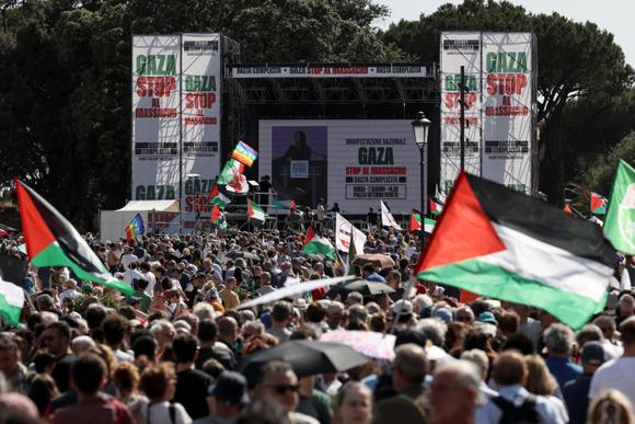 Manifestation appelant à la fin des bombardements dans la bande de Gaza, organisée par l’opposition au gouvernement d’extrême droite de Giorgia Meloni, accusé de « complicité », à Rome, samedi 7 juin 2025.