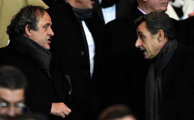 Michel Platini (à gauche), président de l’UEFA, et l’ancien président de la République Nicolas Sarkozy, au Parc des Princes, à Paris, le 17 février 2015.