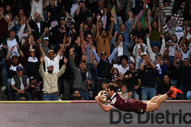 Damian Penaud, ailier de Bordeaux-Bègles, marque un essai lors du match de Top 14 contre Vannes, au stade Chaban-Delmas de Bordeaux, le 7 juin 2025.
