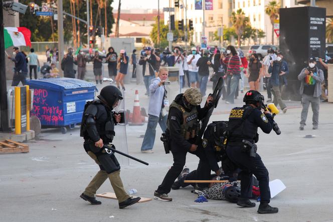 Des officiers de police arrêtent un manifestant qui tentait de bloquer l’accès au garage du bâtiment fédéral à la suite d’une vague d’arrestations menée par la police de l’immigration (ICE) à Los Angeles, le 6 juin 2025.