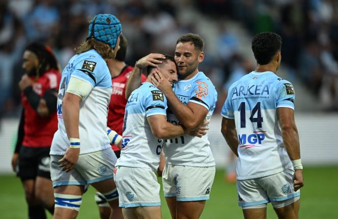 Joris Segonds félicite Guillaume Rouet après la victoire de l'Aviron Bayonnais contre Toulon