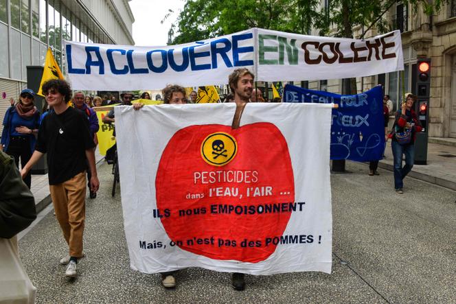 Lors d’une manifestation contre la gestion des ressources en eau du département de la Vienne, à Poitiers, le 7 juin 2025.