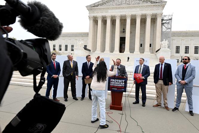 Um manifestante diante dos legisladores americanos que reivindicam a rejeição do