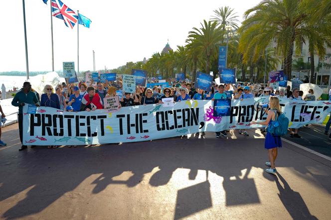 As pessoas participam do Bleue Marche no Promenade des Anglais antes da Conferência das Nações Unidas sobre os Oceanos, na cidade de Nice, sábado, 7 de junho de 2025.