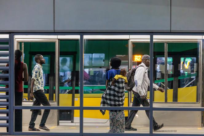 Un bus électrique à la station Liberté 6, à Dakar, le 26 mai 2025.