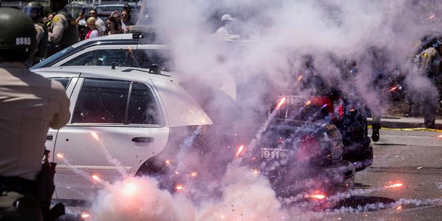 In Los Angeles, second day of clash between protesters and federal immigration agents