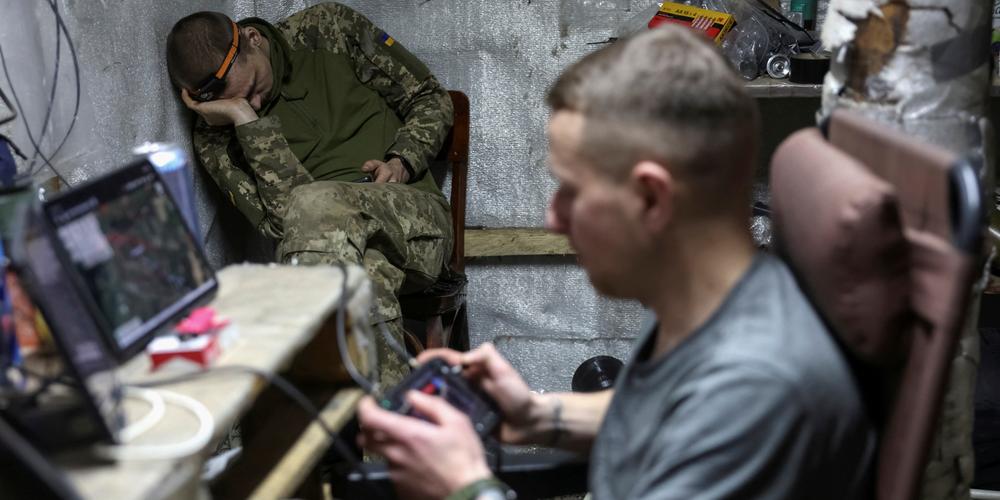 Des soldats ukrainiens pilotent un drone, dans l’oblast de Kharkiv, le 6 juin 2025. - ANATOLII STEPANOV / REUTERS