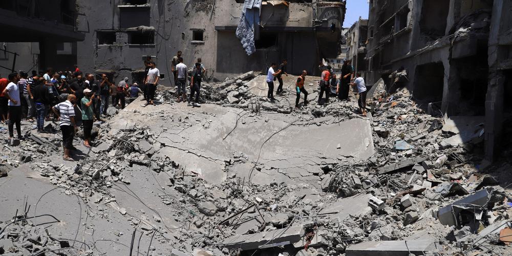 Des Palestiniens sur les débris d’une maison détruite par une frappe israélienne, dans la ville de Gaza, le 7 juin 2025. - EBRAHIM HAJJAJ/REUTERS