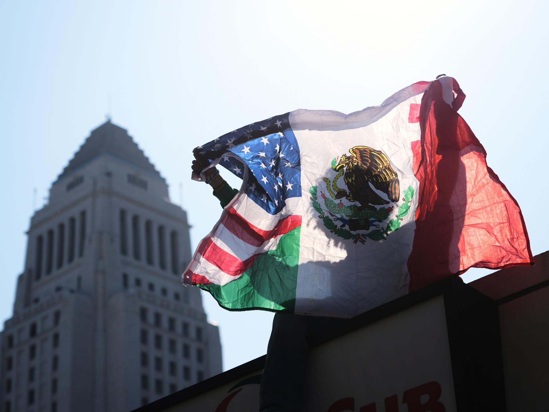Un drapeau mexicain-américain brandi par un manifestant aux abords du bâtiment de l’administration fédérale de la ville de Los Angeles, Californie, le 6 juin 2025.