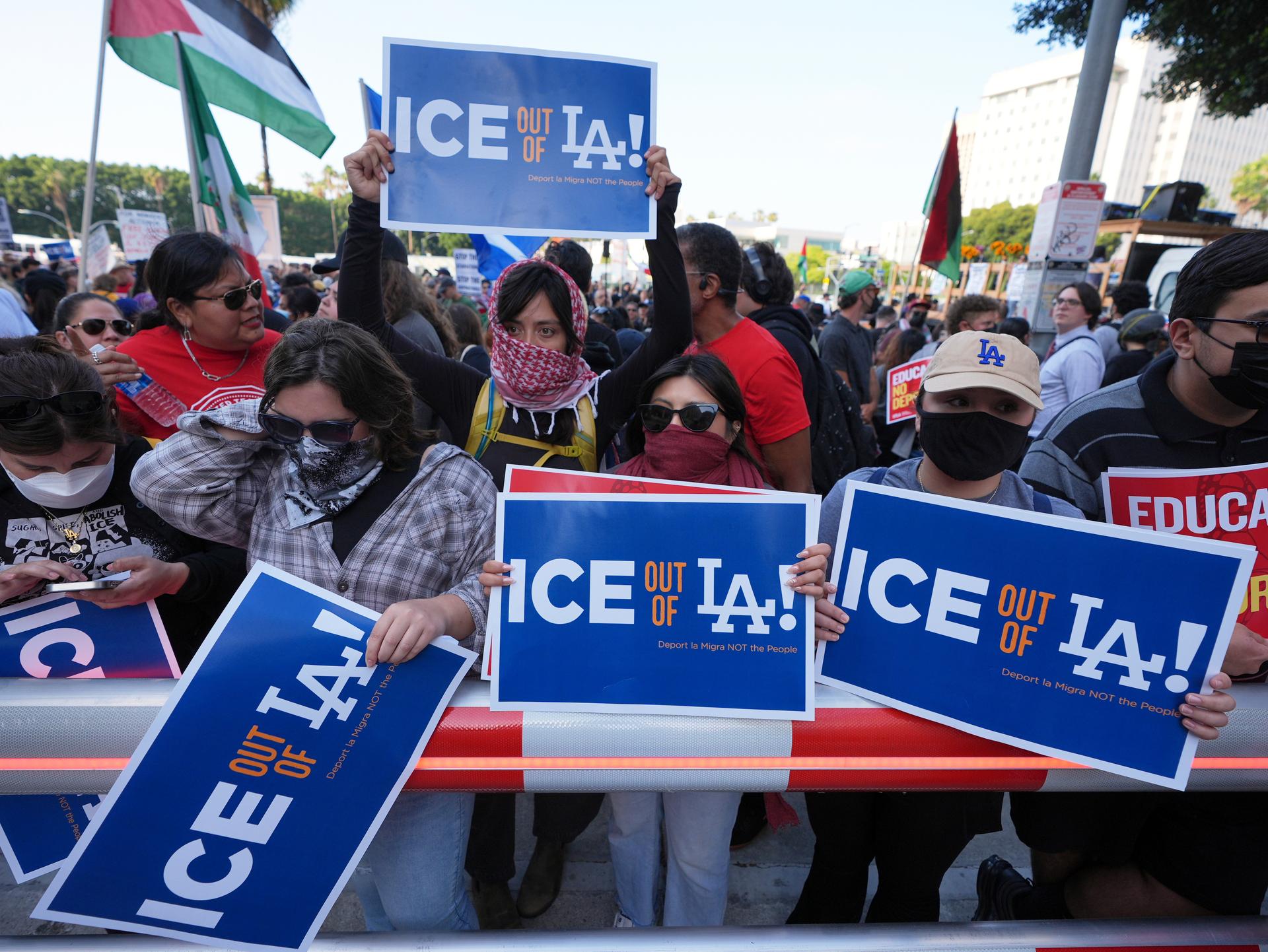 Des manifestants critiques de l’action des services fédéraux chargés de l’immigration (Immigration and Customs Enforcement - ICE), dans le centre de Los Angeles, Californie, le 6 juin 2025.