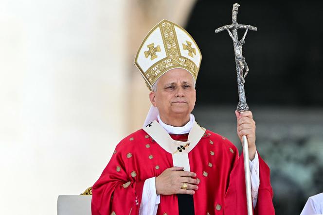 Le pape Léon XIV s’adresse à la foule sur la place Saint-Pierre au Vatican, le 8 juin 2025.