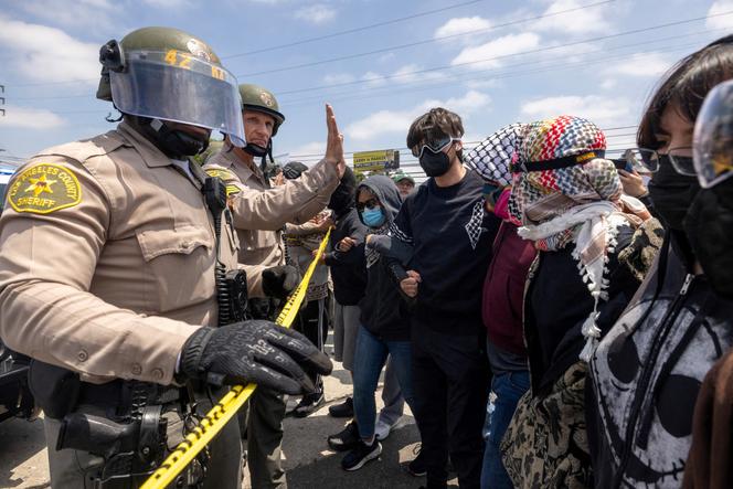 La police du comté de Los Angeles fait face à des manifestants qui luttent contre les actions de la police de l’immigration à Compton, samedi 7 juin 2025.
